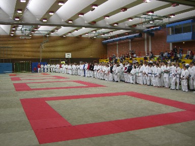 Aufstellung der 180 Judokas auf vier Wettkampfflächen